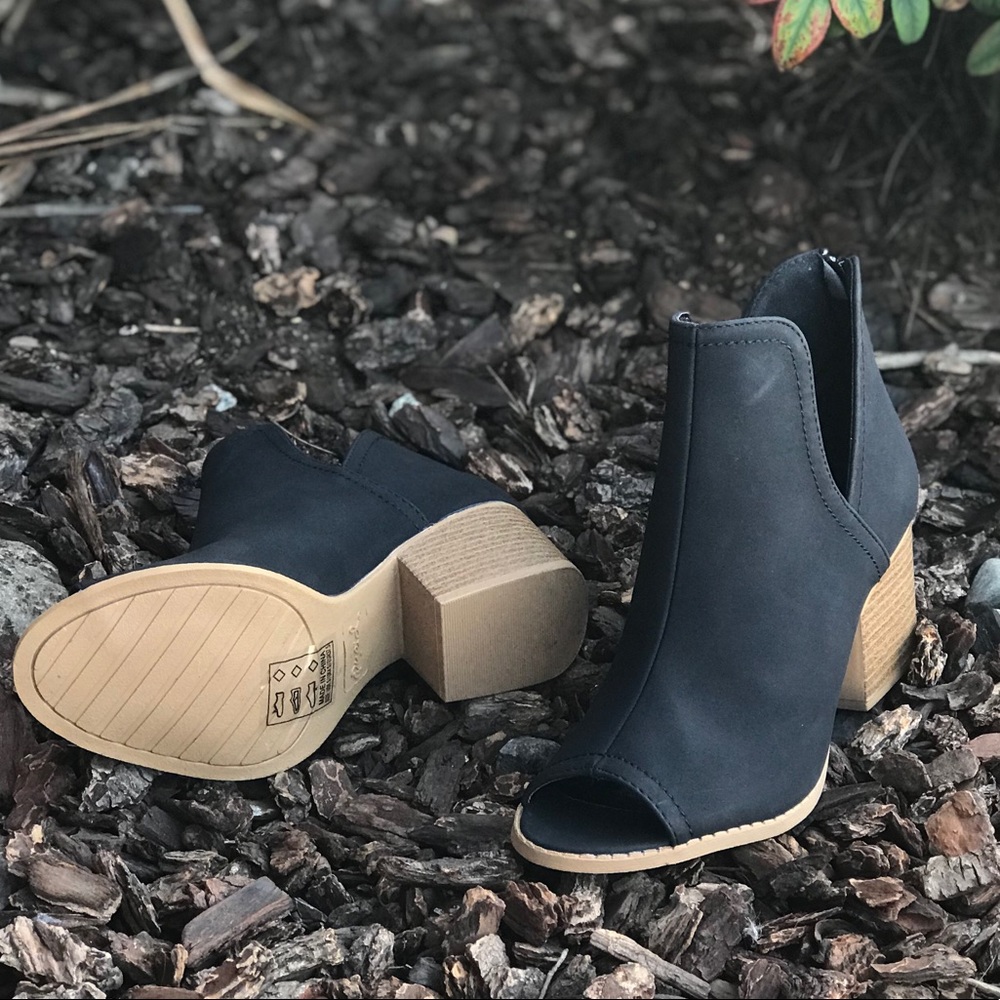 Side cut out peep toe booties - Picture 6 of 7